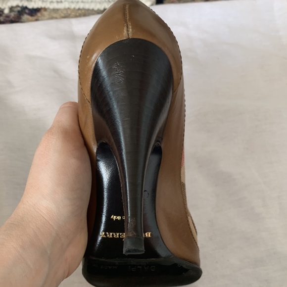 Burberry heels with buckle detail - Picture 5 of 8